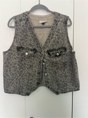 Universal Thread Beige-Taupe Denim Shirt Neck Label Detail